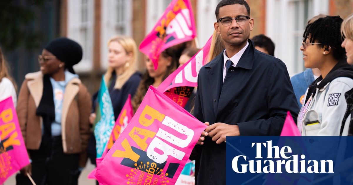 Teachers in England vote overwhelmingly to accept pay rise offer | Schools